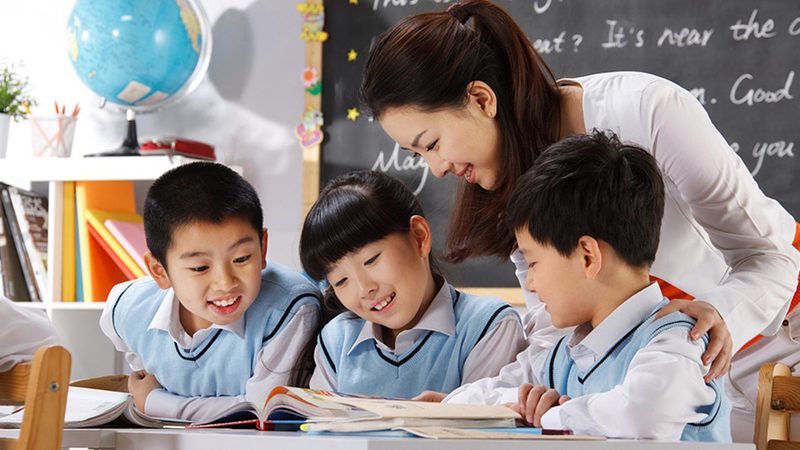 师资力量是决定成人教育质量的关键因素。在报名前，可以从以下几个方面了解师资背景：