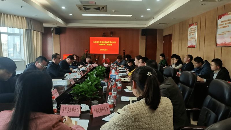 签订电工培训包就业合同时，首先要明确合同内容。合同应包括但不限于以下条款：